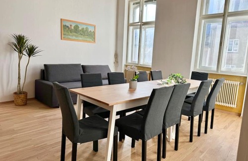 Simmering Apartment | 110 m2 Sunny & Central Long Term Apartment - Free Parking