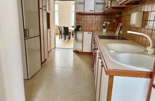 Simmering Apartment | 110 m2 Sunny & Central Long Term Apartment - Free Parking