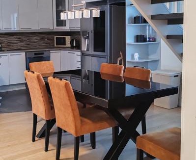 Seinajoki Apartment | 120n Villa Hietala paritalo, 1-8henkilön LUXUS majoitus, 3x160cm jenkkisängyt Löhösohvat, iso takaterassi, täyd keittiö Kodink, laatu sauna, Takka, Tv 75" x2, 2wc, autokatos, avainboxi koodilla, itsekirjaus 24h, wifi ja 500mb kuitunetti, kuivaava pesukone