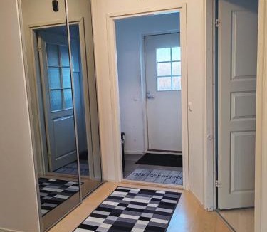 Seinajoki Apartment | 120n Villa Hietala paritalo, 1-8henkilön LUXUS majoitus, 3x160cm jenkkisängyt Löhösohvat, iso takaterassi, täyd keittiö Kodink, laatu sauna, Takka, Tv 75" x2, 2wc, autokatos, avainboxi koodilla, itsekirjaus 24h, wifi ja 500mb kuitunetti, kuivaava pesukone