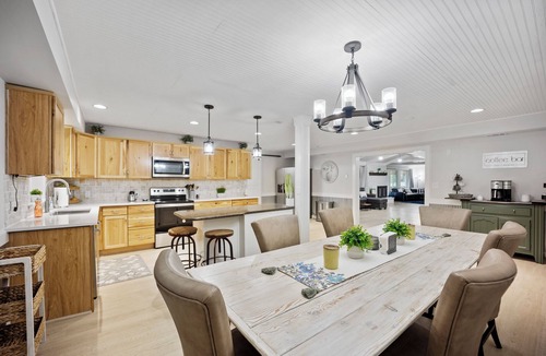 Liberty House | 13BR Private Retreat On Acreage + Near Liberty