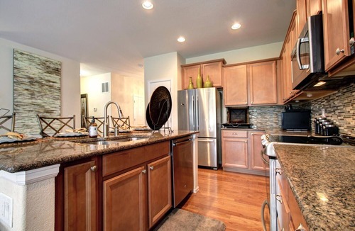 Aurora House | 14 mins to DIA/Gaylord/Anshutz. Can be rented long term with Huge discount .