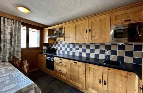 Les Menuires Apartment | 150m from shops, 2nd floor, balcony, tv, ski locker, 63m², Les Menuires