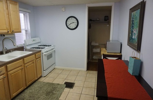 City Park West Apartment | 1640 Franklin Spacious, Clean, Comfort Quiet Neighborhd, Walk/Bike dwntwn