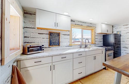 Park County House | 1800-acre ranch farmhouse with amazing views, animals, & entertainment