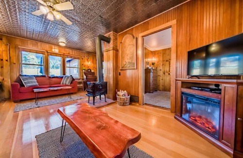 Estes Park Cabin | 1927 Cabin w/Hot Tub, Wood Stove & Car Charger