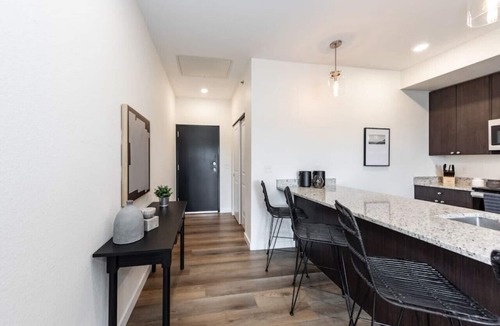 Mountain Shadows Apartment | 2 BD Pet Friendly Top Floor with Mountain Views minutes from Garden of the Gods