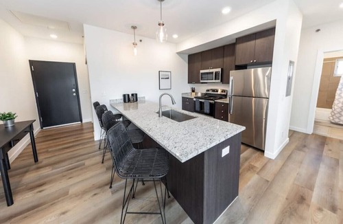 Mountain Shadows Apartment | 2 BD Pet Friendly Top Floor with Mountain Views minutes from Garden of the Gods