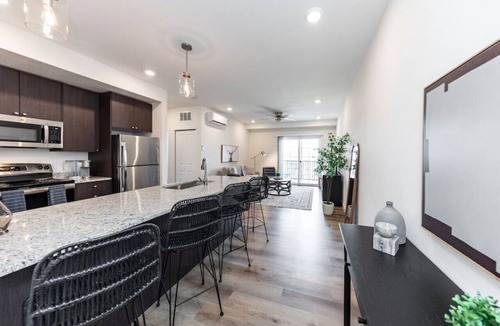 Mountain Shadows Apartment | 2 BD Pet Friendly Top Floor with Mountain Views minutes from Garden of the Gods