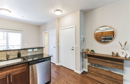 North Broadway - Holiday Apartment | 2 bedroom 2.5 Bath Apt w Gym, Garage, King Bed 207