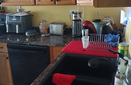 South Kansas City Bed & Breakfast | 2-bedroom bedroom in tranquil Kansas City with AC 15 min to Arrow Head