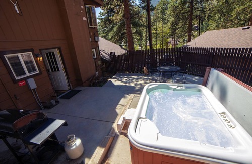 Estes Park Ski Chalet | 2 bedroom Chalet with Private enclosed Patio featuring a personal hot tub