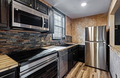 Taos Apartment | 2 Bedroom, full kitchen, private fenced patio with shared laundry and sauna on site.