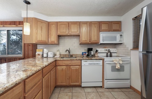 Winter Park Condo | 2 bedroom with extra bedding for Families and clubhouse amenities