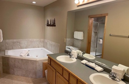 Four O'Clock Resort | 2-BR in Breckenridge, Ski in/ski out, hot tub, w/balcony & kitchen, free parking
