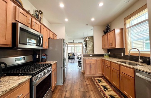 Granby Cabin | 2 Kg Beds+ Walk to Ponds, Pool, Hot tub&River. Short Drive to RMNP & Winter Park