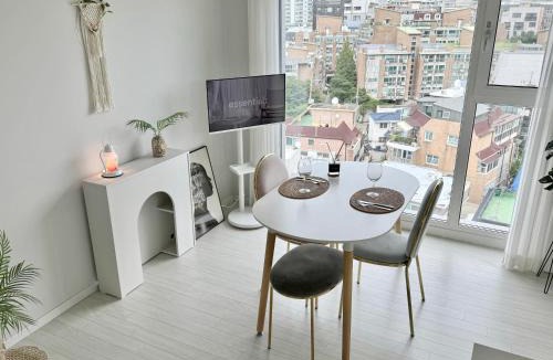 Sinchon-dong Apartment | #2 NEW open 신축건물 엘리베이터 짐보관 홍대입구역 도보5분 마포구 쇼핑