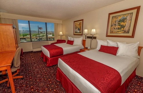 Grand Junction Hotel | 2 Spacious Units Minutes to Redlands Mesa Golf Course! Onsite Bar & Gym!