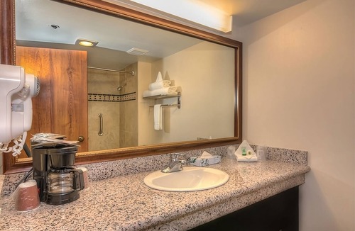 Grand Junction Hotel | 2 Spacious Units Minutes to Redlands Mesa Golf Course! Onsite Bar & Gym!