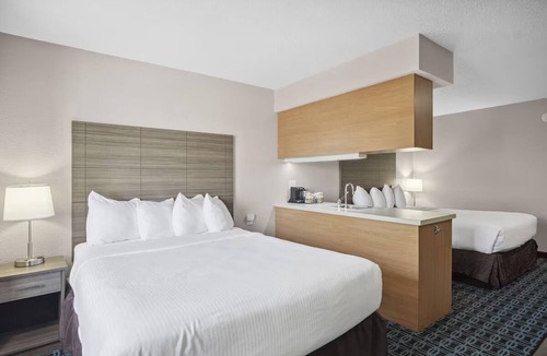 Blue Springs Hotel | 2 Streamlined Rooms w/Free Parking for Comfortable Short Stays