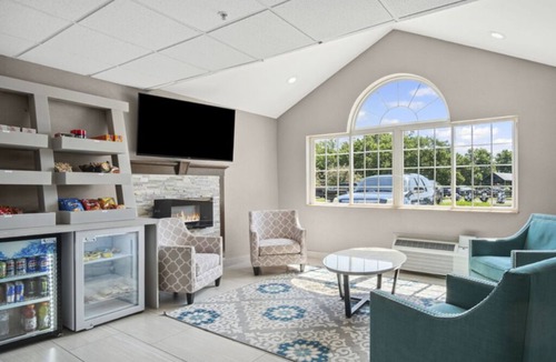 Blue Springs Hotel | 2 Streamlined Rooms w/Free Parking for Comfortable Short Stays