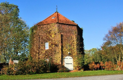 Kreitlapperei House | 200 year old windmill as a vacation home near Greetsiel. Pet friendly!