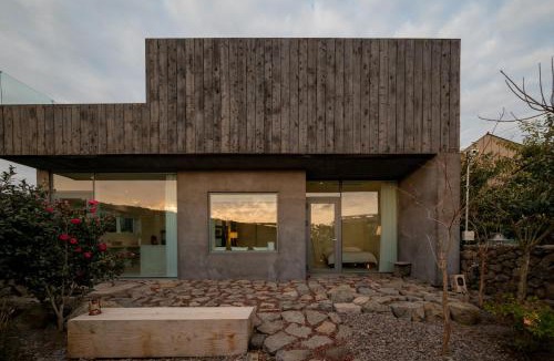 Andeok House | 25평 독채 2채, 총50평 단독이용, 최대 12인, 산방산뷰 야외 온수자쿠지, 3대가족, 학회, 제주정원, 돌창고, 요리, 바비큐, 까사호제