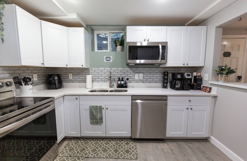 Englewood House | 2BD Garden Level+Dogs OK+Light Rail to Downtown+Near Fiddlers Green & Litteton