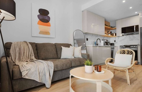 Greenpoint Apartment | 2BR Brooklyn Retreat | Sleeps 6 | Prime Location