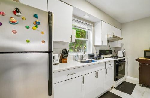 West Side Apartment | 2BR Jersey City Oasis - Quick NYC & MetLife Access