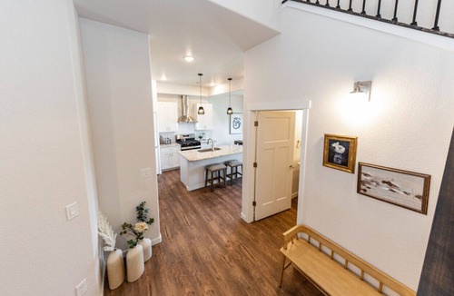 Mountain Shadows House | 3 BD Brand New Luxury Townhome with Fireplace with Mountain Views near hiking