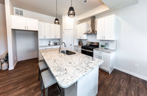 Mountain Shadows House | 3 BD Brand New Luxury Townhome with Fireplace with Mountain Views near hiking