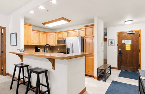 Four O'Clock Condo | 3 Bdrm + Den, Ski-In/Out, Hike, Hot Tubs