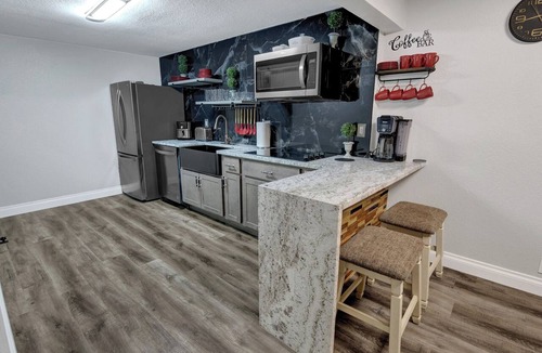 Aurora Apartment | 3-bed/1 bath basement apartment in Aurora, CO w/AC~close to Hospitals