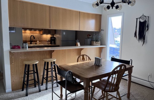 Rendezvous Condo | 3 bedroom, 2 Bathroom Condo with Outdoor Hot Tubs, Pool & Ski Shuttle Sleeps 8