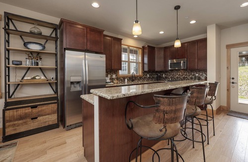 Rendezvous Cabin | 3 bedroom home, mountain views, pet friendly, outdoor fireplace