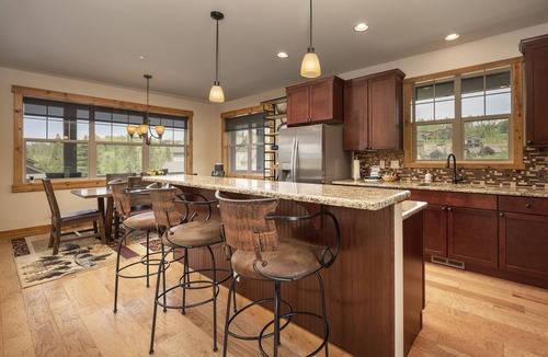 Rendezvous Cabin | 3 bedroom home, mountain views, pet friendly, outdoor fireplace