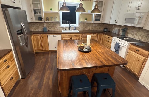 Lyons House | 3-bedroom house in soothing Lyons with cool AC breeze 420 and pet friendly