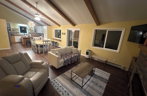 Lyons House | 3-bedroom house in soothing Lyons with cool AC breeze 420 and pet friendly