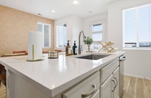 Commerce City House | 3 BR 10 Min to DIA & 20 Min to Downtown, King Bed, Fire Pit, Family Friendly