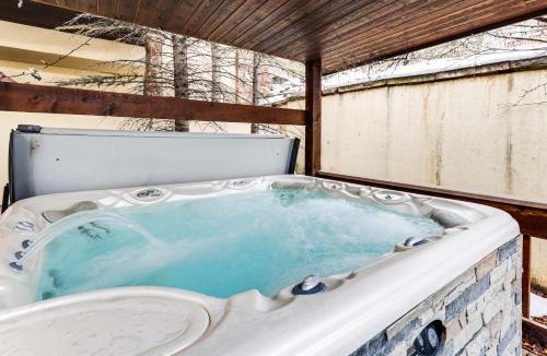 Highland Meadows House | 3 Mi to Vail Village: Classic Estate w/Hot Tub!
