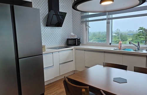 Hangyeong House | 3-story private house with a large field aside, 7 minutes to Sinchang Road!