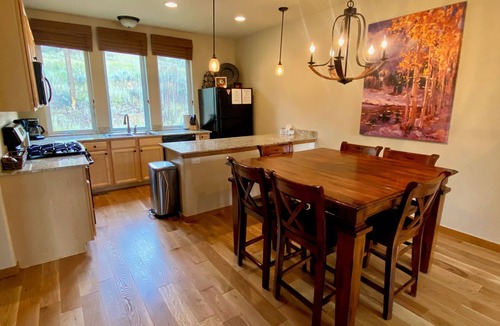 Rendezvous House | 3bd/2.5bth Townhome w/attached garage + Arcade game - Walk to free bus stop