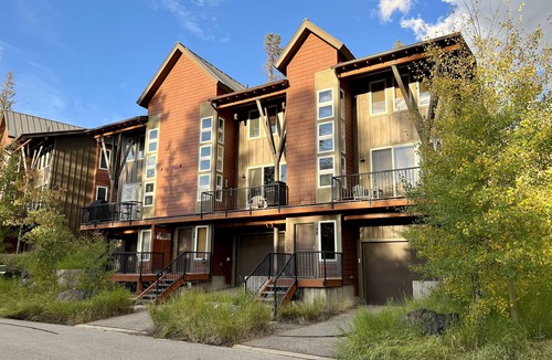 Rendezvous House | 3bd/2.5bth Townhome w/attached garage + Arcade game - Walk to free bus stop
