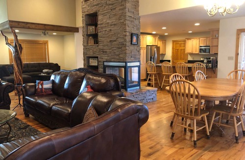 Moab South Valley House | 3BR, 2 bath Home-trailer parking-private hot tub-pool table-great for groups