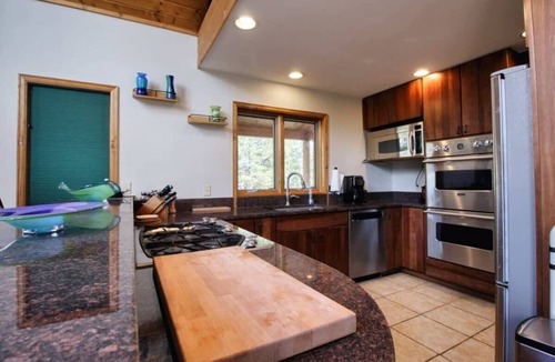 Twin Lakes Cabin | 3BR Cabin Escape - Fenced Yard, Jacuzzi, Pets OK