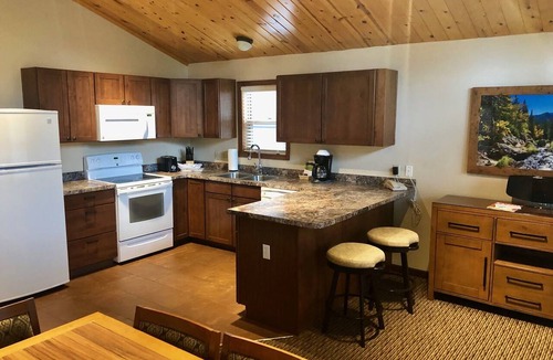 Estes Park Condo | 3BR Deluxe, River Front, Sleeps 8, Estes Park, Near Entrance Rocky Mtn Natl Park