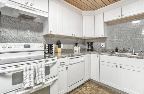 Southeast Colorado Springs House | 3BR Dog-Friendly, Midterm & Corporate near Airport