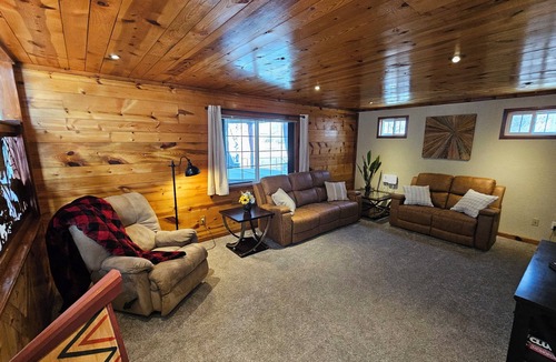 Green Valley Ranch House | 3BR Entire Home Near DIA and Golf Course Dog Friendly 1 Gig WiFi