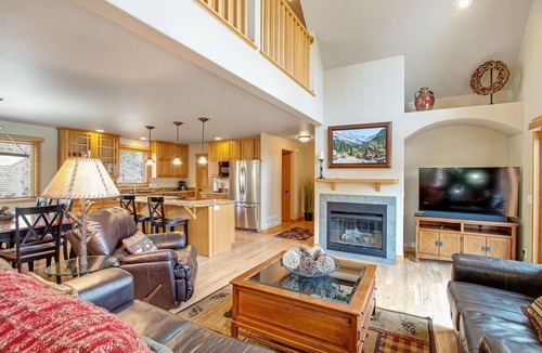 Estes Park House | 3BR Three-story home with epic mountain views & fireplace